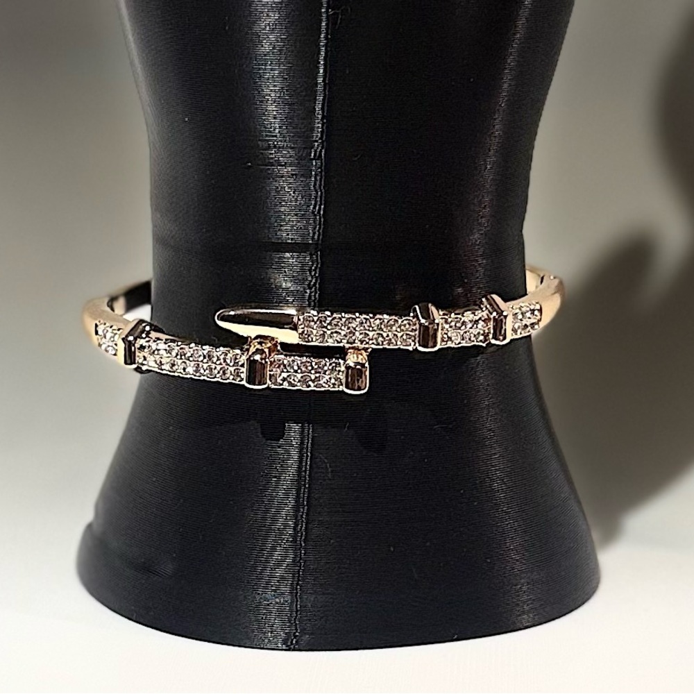 Elegant Gold Women's Bracelet
